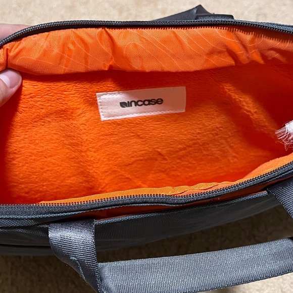 Incase Nylon Sling Sleeve for 15" MacBook Pro (Dark Grey/ Red Orange) - Picture 3 of 6